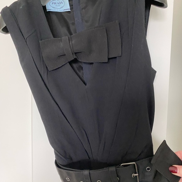 PRADA black dress. Sleeveless, v-neck with ribbon across and vela belt - Picture 4 of 7